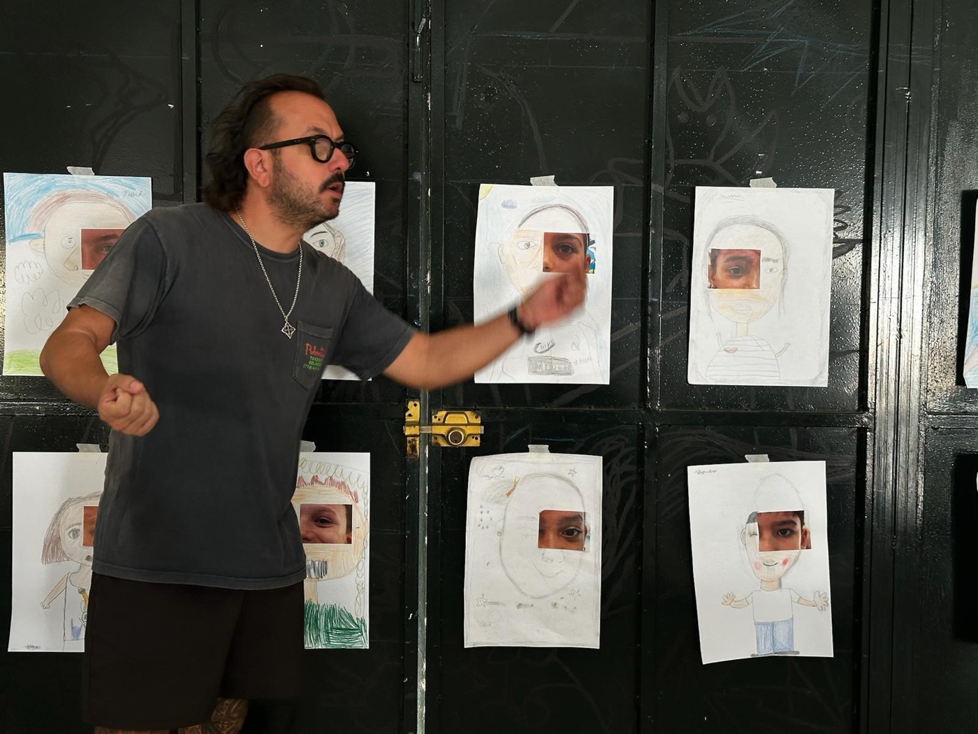 Rafel Reus Siquier comenta los autorretratos colgados en la pared