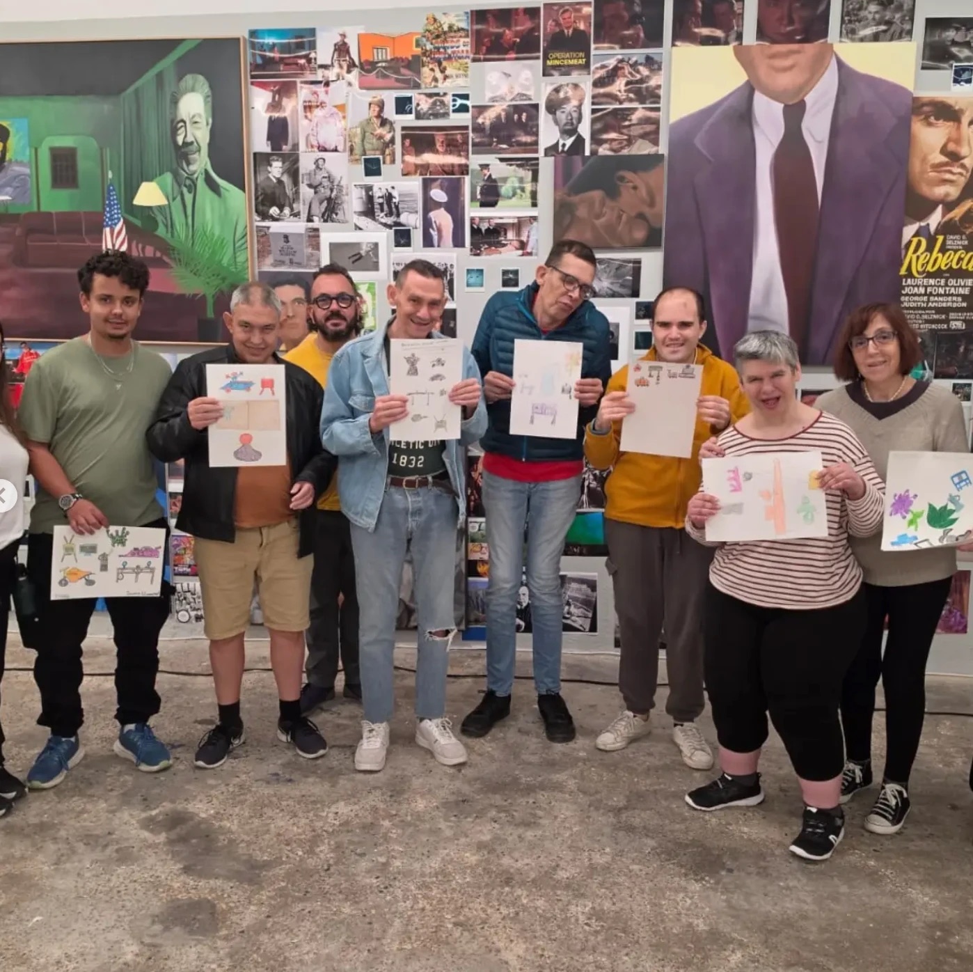 Foto de grupo con los dibujos al final de la visita-taller