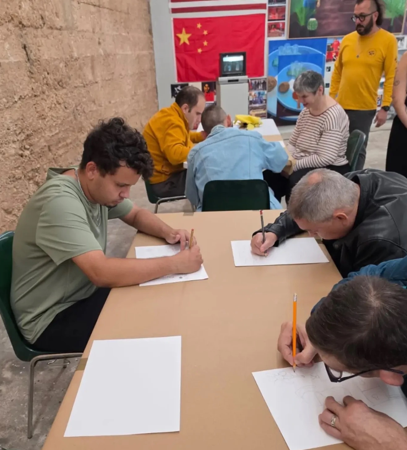 Participantes dibujando durante la visita-taller