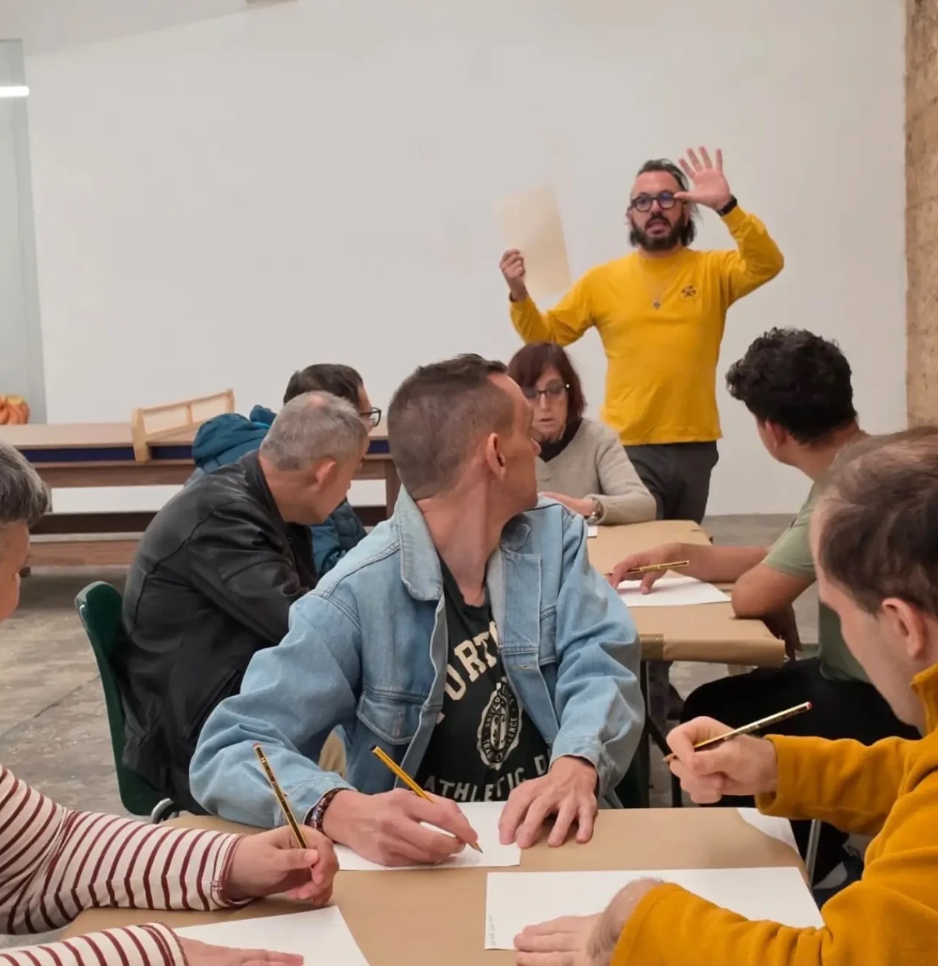 Rafel Reus Siquier dinamizando un taller de dibujo con un grupo